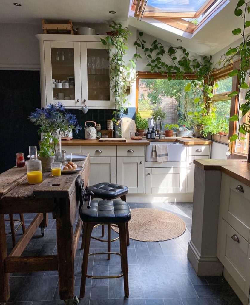 This kitchen from @kerrylockwood with all those trailing Pothos is giving us lif...