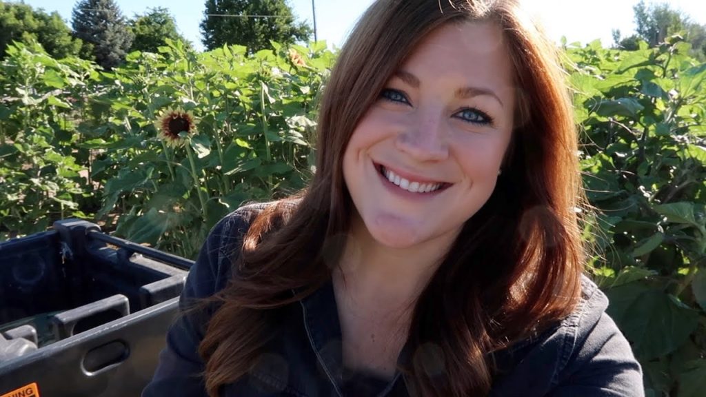 Cut Flower Garden Update Tour / Harvesting Sweet Pea Seeds / Coneflowers 🌿 // Garden Answer