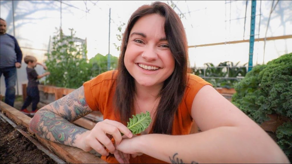 The Inspiration of KALE and PEANUTS (Spoiling dinner in the garden) | VLOG