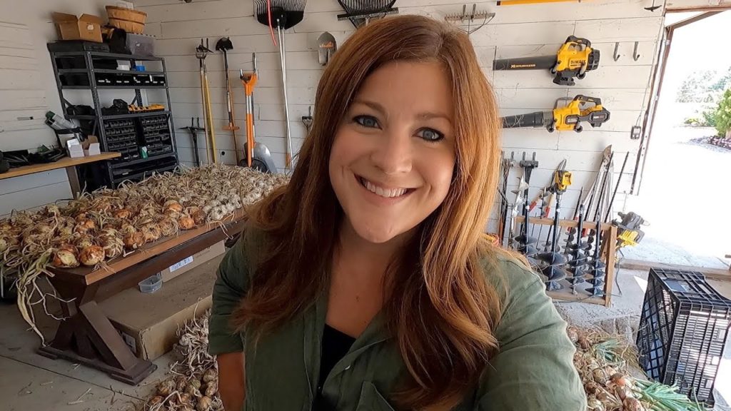 HUGE Harvest of Onions & a Few Other Veggies! 🧅🌶🌽 // Garden Answer