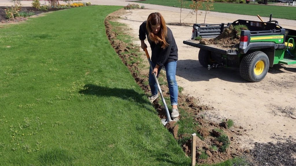 Edging the Grass Pathway to the Cut Flower Garden! 💪🌿🙌  // Garden Answer