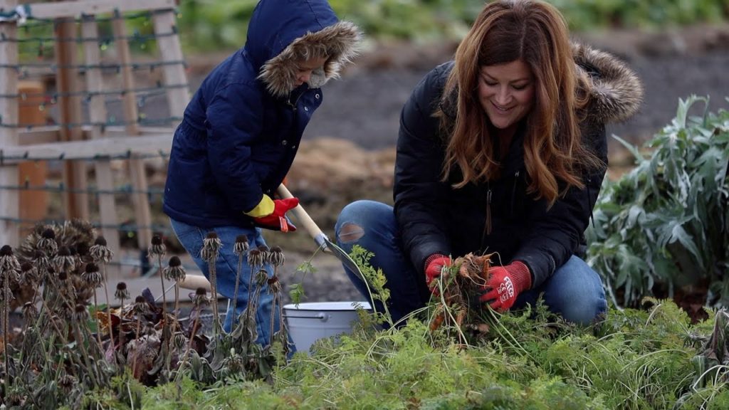Garden Answer: Peaceful Cooking with Ingredients from the Garden: Cornish Pasties & Roasted Root Vegetables 🧄🥕🥰 Peaceful Cooking with Ingredients from the Garden: Cornish Pasties & Roasted Root Vegetables 🧄🥕🥰