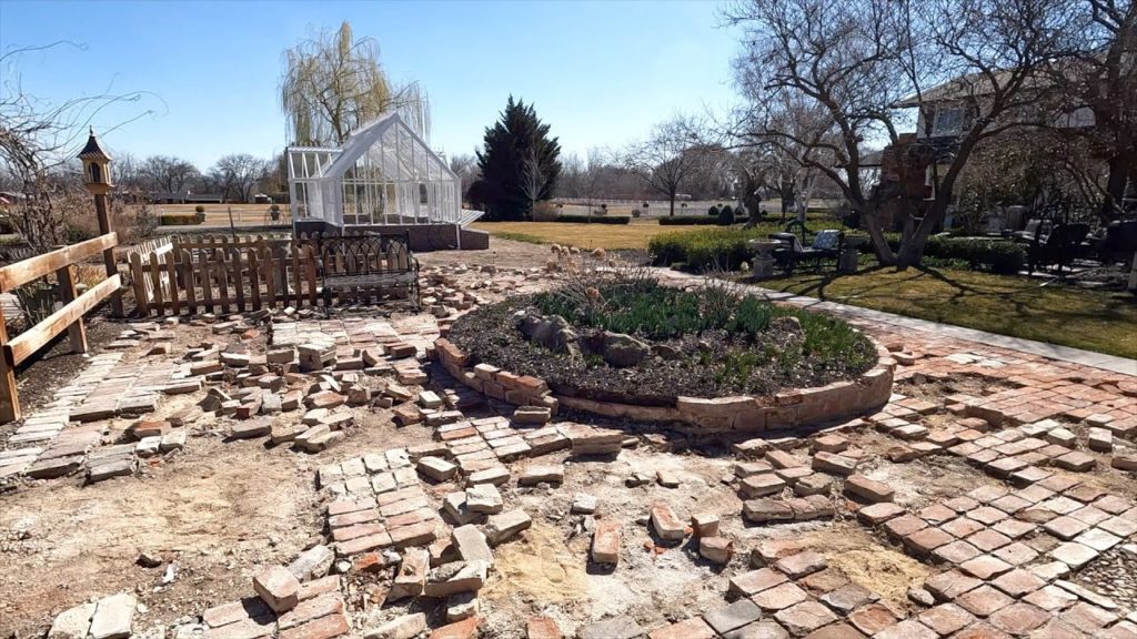 Digging & Potting Up a TON of Daffodils! 💛🌼💛 // Garden Answer