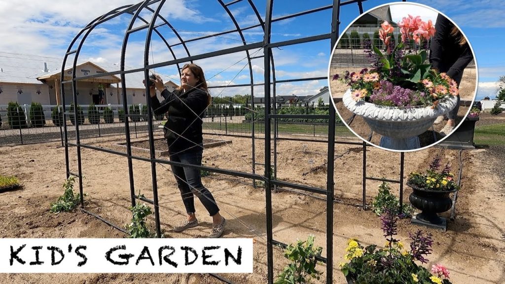 Setting Up a Really Fun Flower/Veggie Garden Space! 🌸🌽🥰 // Garden Answer