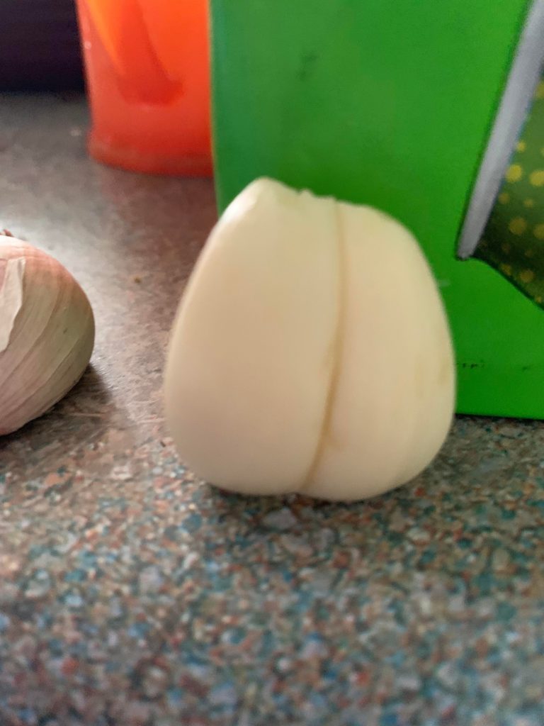 Grew garlic but this one looks like a butt..🤣