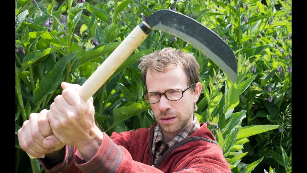 Using a Japanese Sickle Using a Japanese Sickle