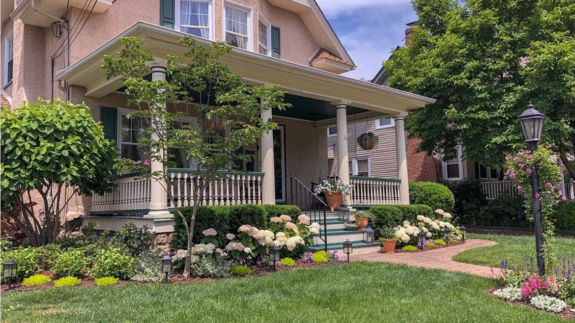 Southern New Jersey Small Front Yard Garden Tour // How's It Growing? Southern New Jersey Small Front Yard Garden Tour // How's It Growing?