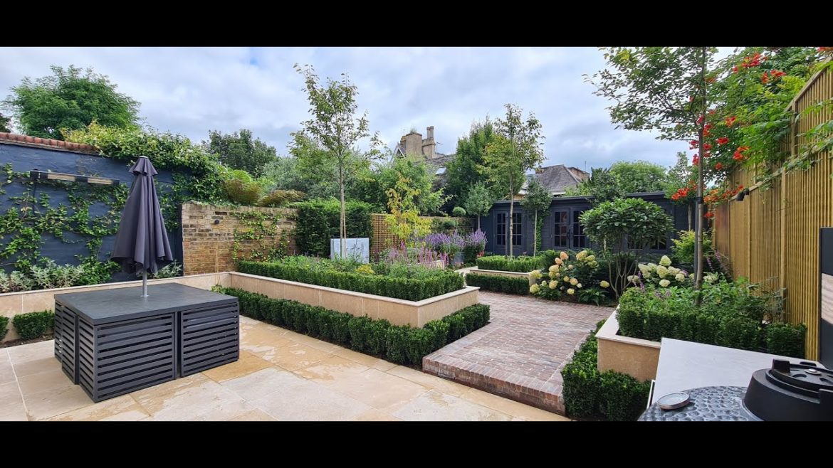 A Grand London Garden with Contemporary Lines and Classic Evergreen Structure A Grand London Garden with Contemporary Lines and Classic Evergreen Structure