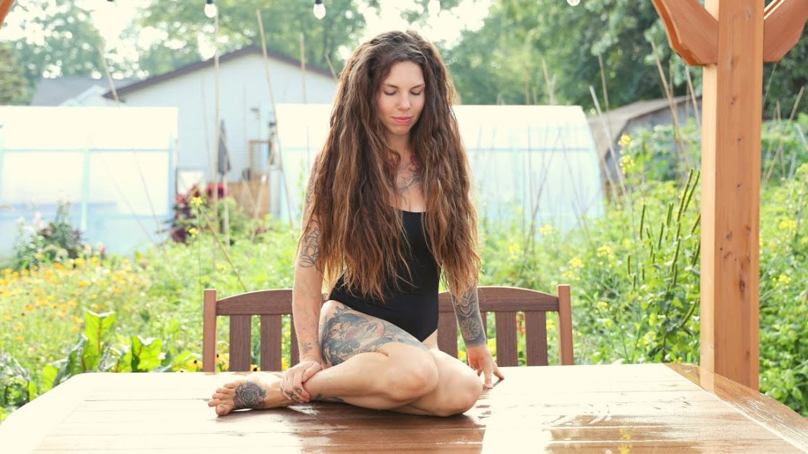 What I Eat in a Day: Urban Backyard Garden (vegan) 👩‍🌾