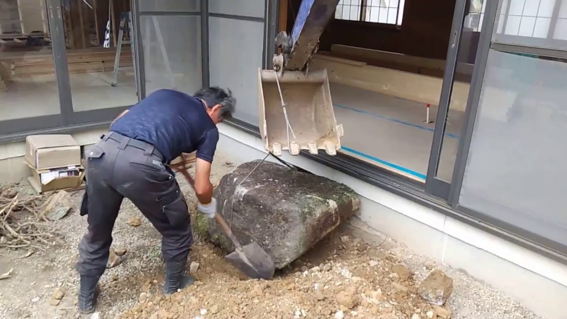 Japanese Garden Technique -Place Kutunugiishi  stepping stone  in position- Landscape OHTA NIWAISHI