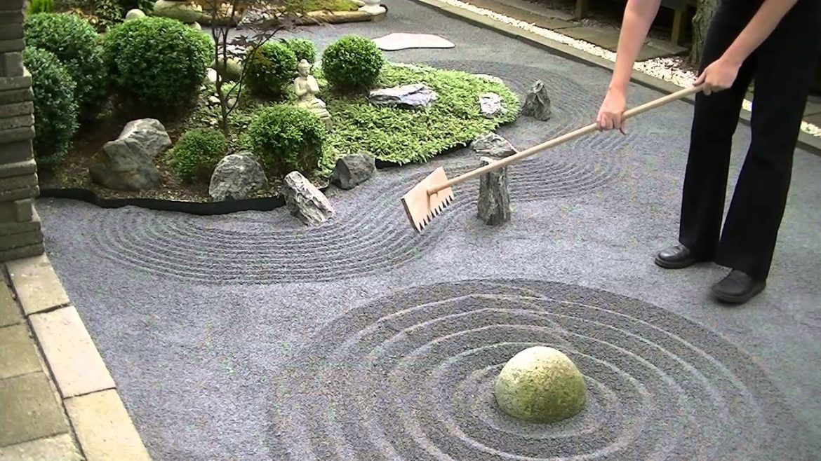 Japanese Zen Garden raking 禅の庭