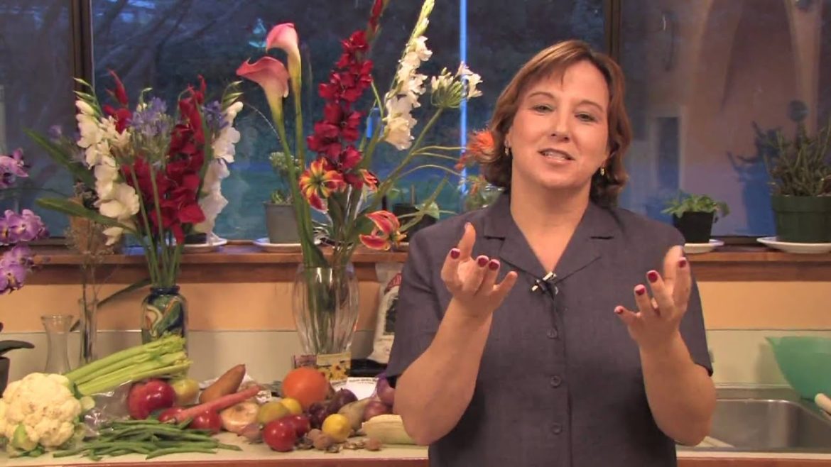 Gardening Tips : How to Prune Beefsteak Tomatoes Gardening Tips : How to Prune Beefsteak Tomatoes