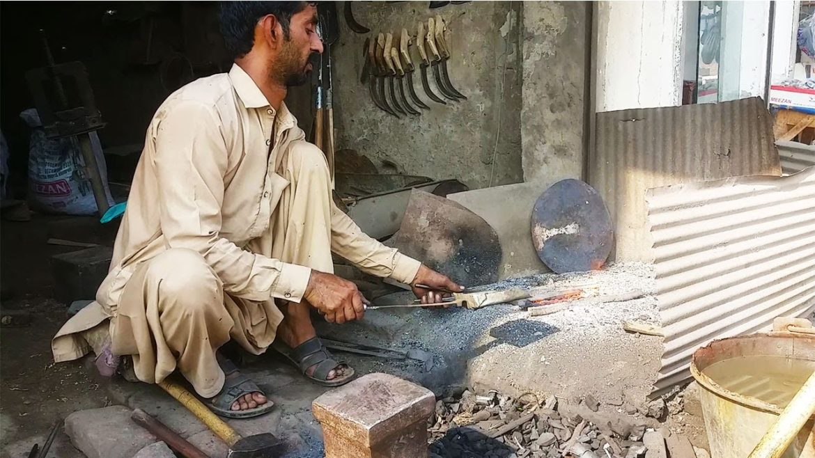Forging a Gardening Tool Out of Leaf Spring / Handmade Tool Forging a Gardening Tool Out of Leaf Spring / Handmade Tool