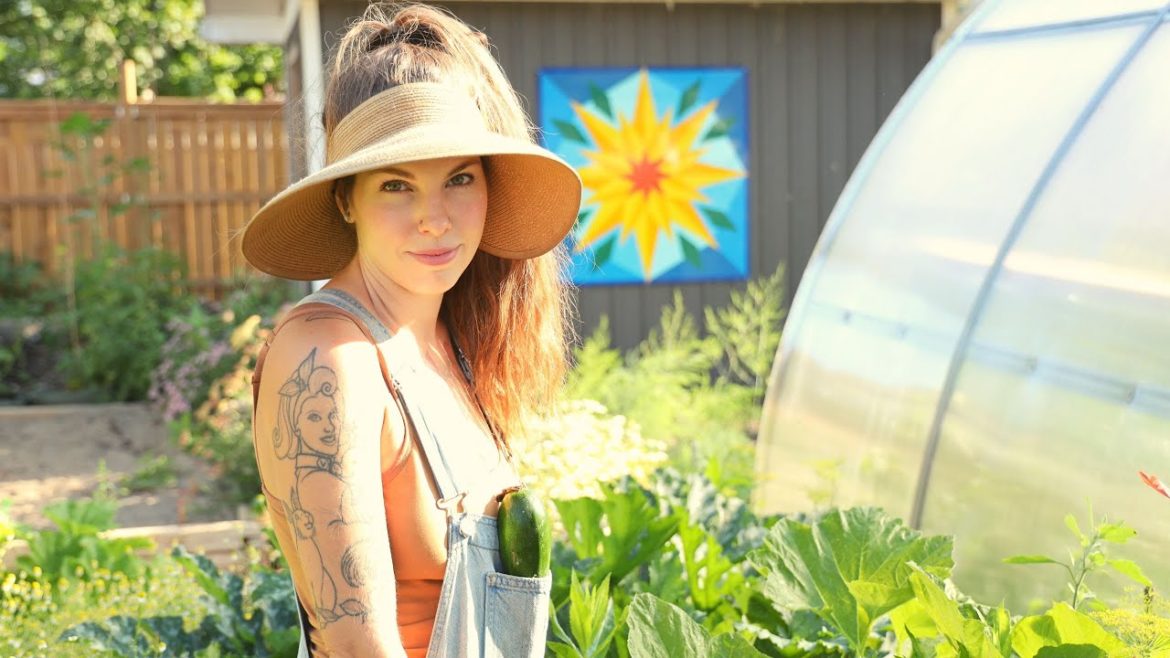 👩‍🌾 What We Eat in a Day from our Urban Backyard Garden (plant based) 🌱