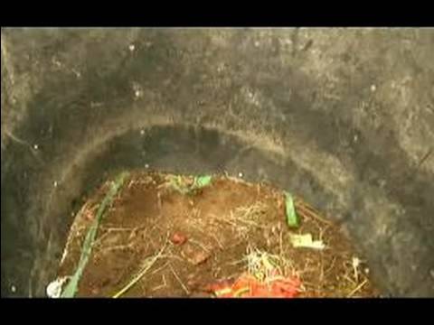 Basic Gardening Tips : How to Build a Compost Pile Basic Gardening Tips : How to Build a Compost Pile