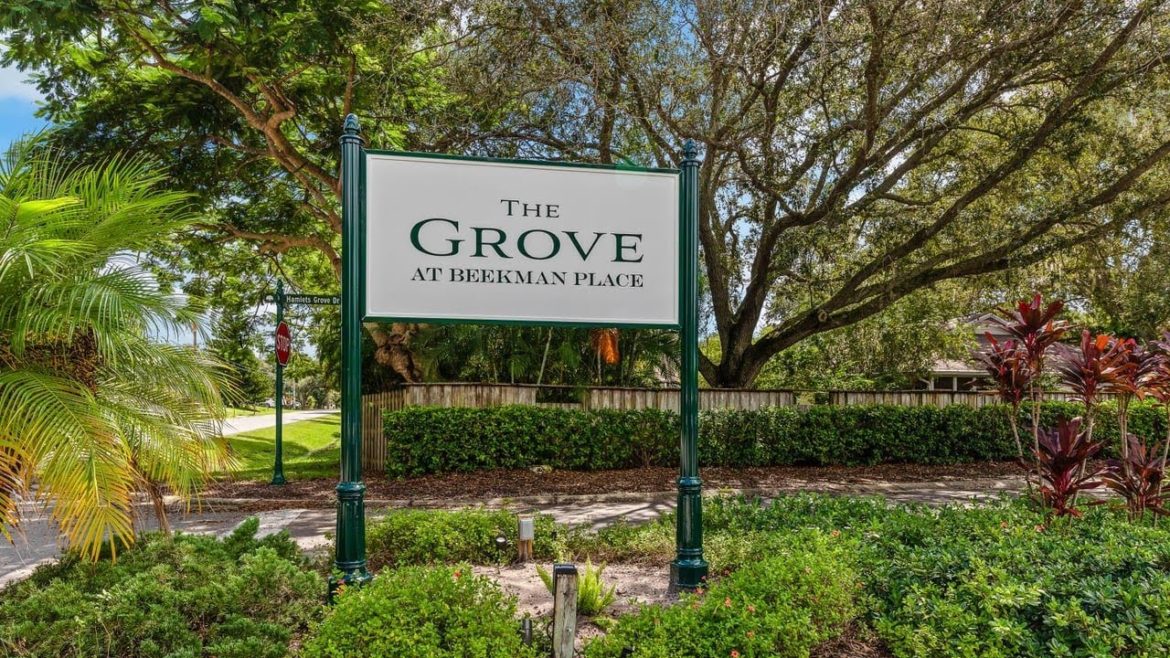 4860 Hamlet Grove Dr, Sarasota, FL