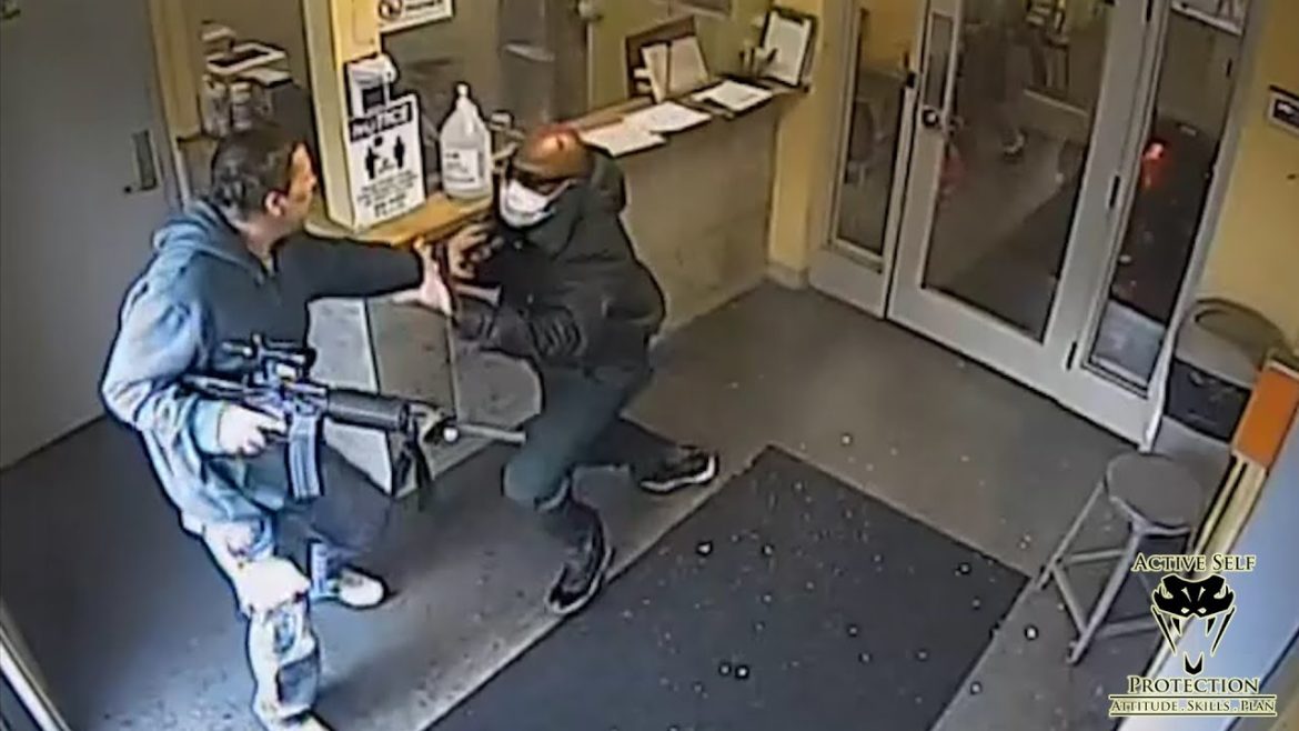 Hero Security Guard Perfectly Disarms Attacker Hero Security Guard Perfectly Disarms Attacker