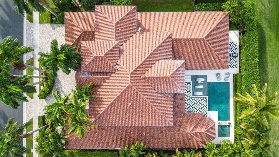 $5,450,000! Freshly renovated custom estate in Palm Beach Gardens is perfect for entertaining