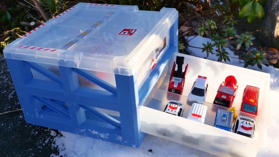 Finding 16 Types Tomica and Fill the Tomica Parking Box in Japanese Snow Garden