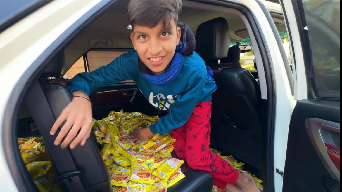 Surprising Piyush With Maggi ๐ In Car Surprising Piyush With Maggi ๐ In Car