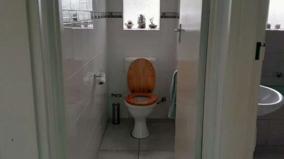 R 2,250,000 7Bedroom House for sale in Grassy Park, Cape Town