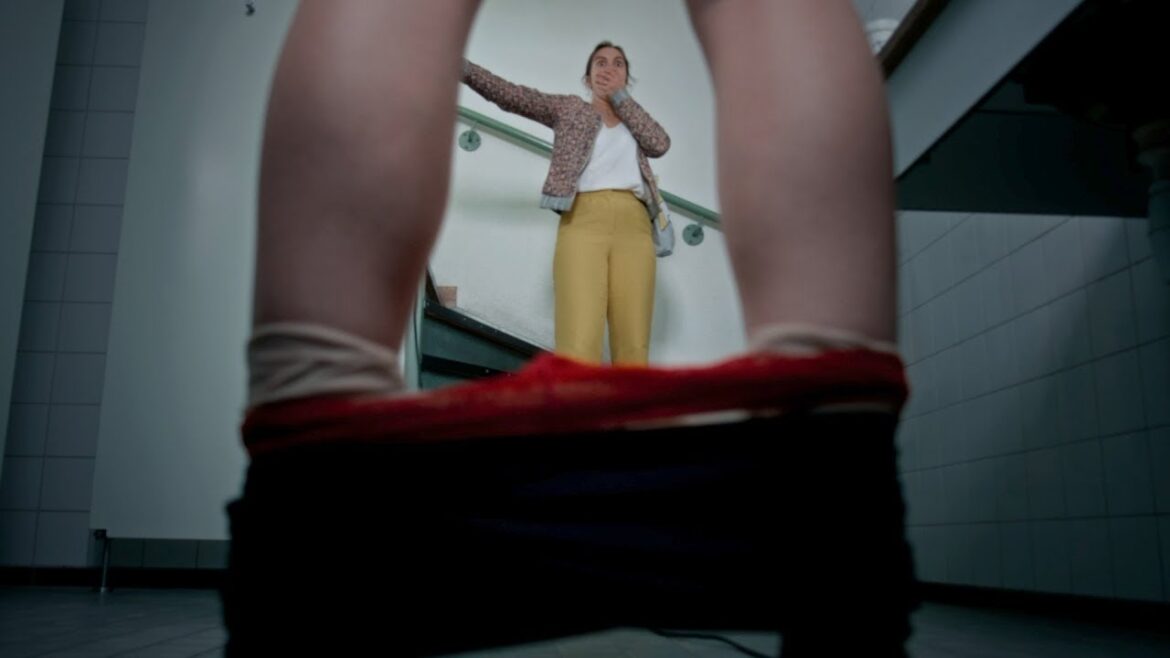 Girl pee in the office cabin🤢