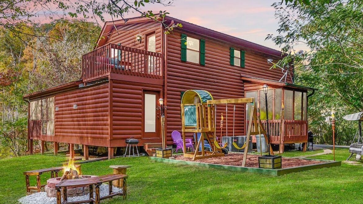 Luxurious Cottage 3 Bed and Loft, Hot Tub, Fire Pit, PlayGround |  Lovely Tiny House