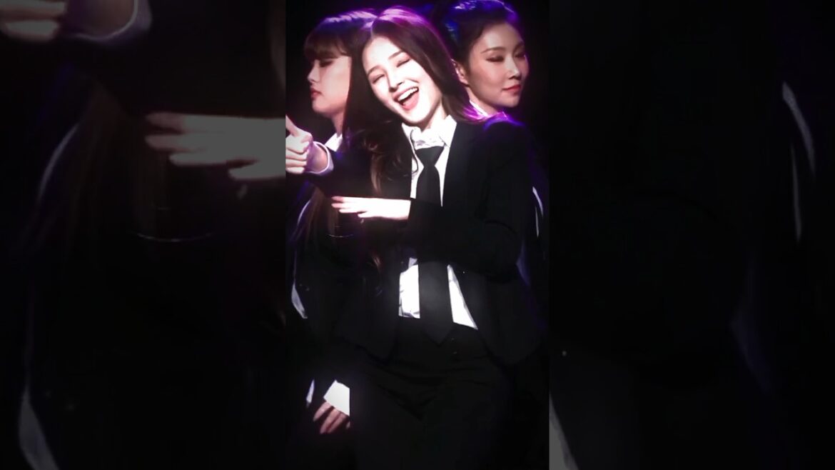 Nancy Jewel 😍 kpop Queen 👑 #kpop #girl #girlsdancestatus #nancymomoland #pixelsomatic #beautifulgirl