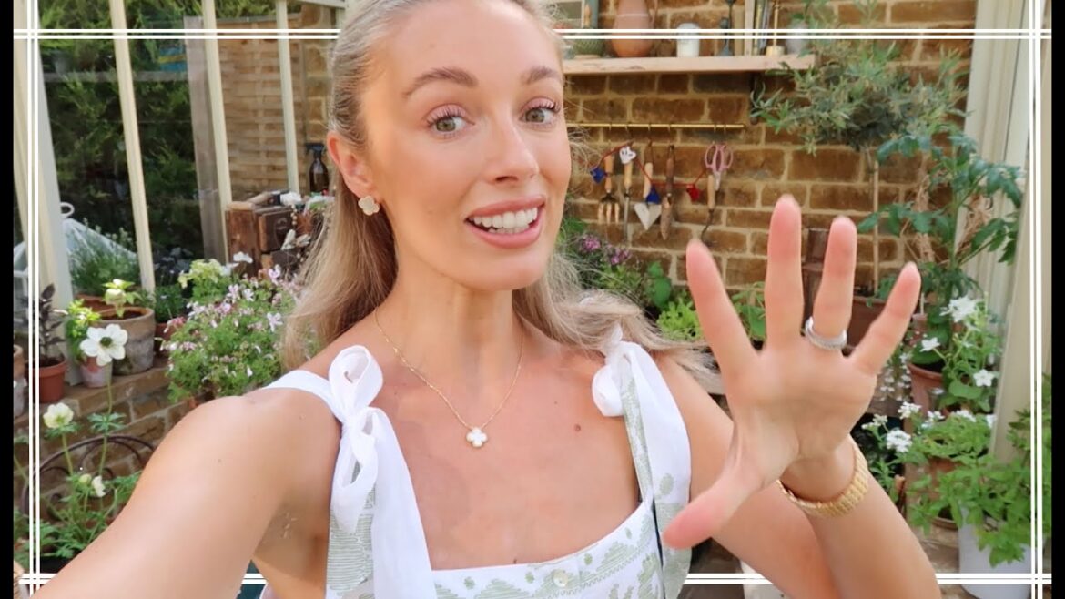 OPENING WEDDING GIFTS + OUR MEMORY BOX // Fashion Mumblr Vlogs OPENING WEDDING GIFTS + OUR MEMORY BOX // Fashion Mumblr Vlogs