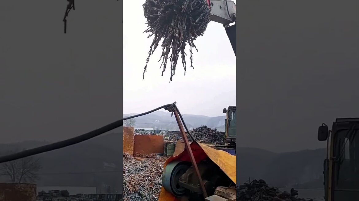 Use magnetic suckers to load the waste steel bar – Good Gadgets and Machines Make Life Easy Use magnetic suckers to load the waste steel bar - Good Gadgets and Machines Make Life Easy
