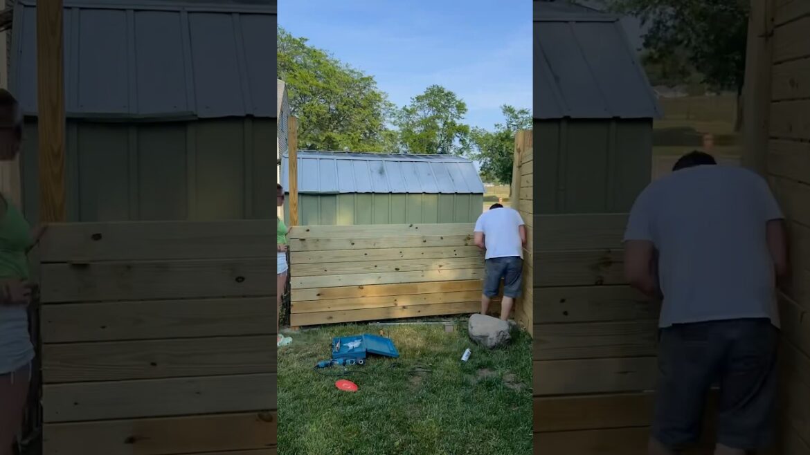 Horizontal Fence Build #diy #fence #horizontalfence #woodfence #pool #ideas #backyard #landscaping