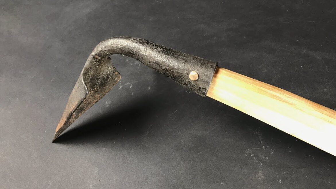 Forging the pointed garden hoe Forging the pointed garden hoe
