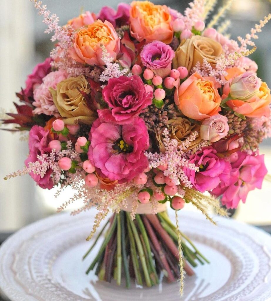 What flowers does this bouquet have? Someone please help me