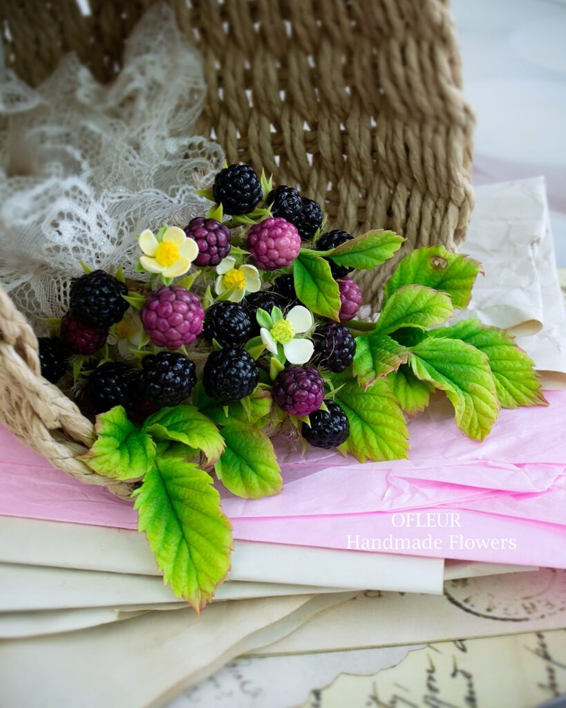 Handmade blackberry, made out of air-dry clay (Modern Clay) 🖤 In my work I use oil paints and pastel.
