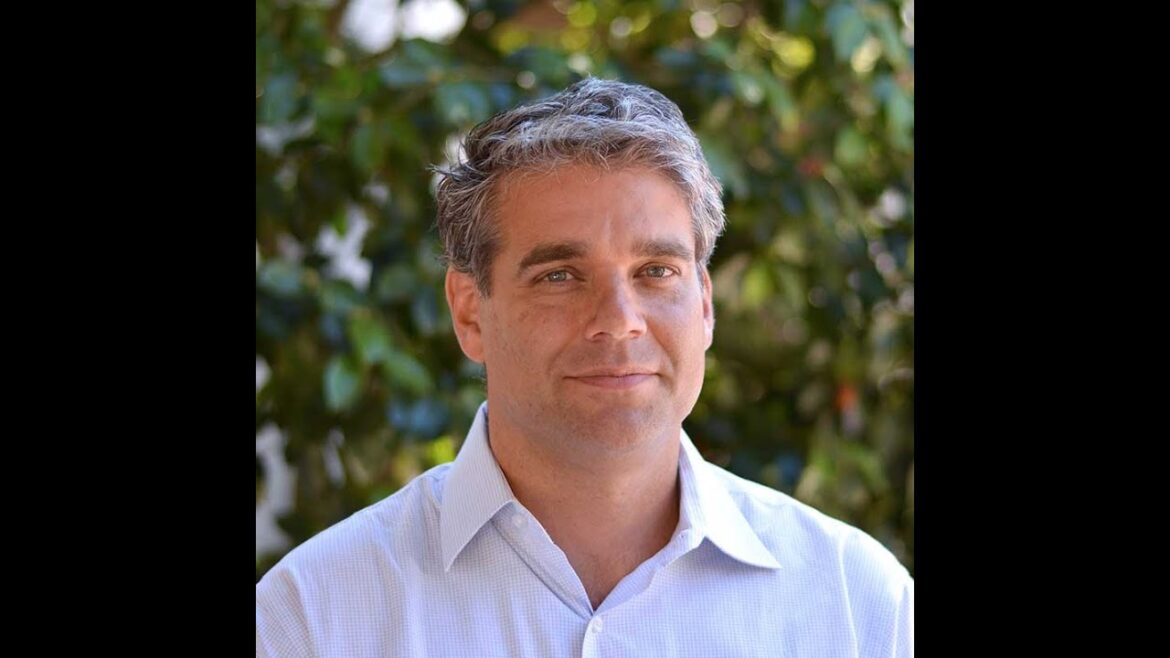 The Big Picture of Large Carnivore Decline and Recovery: From West Africa to the Western U.S