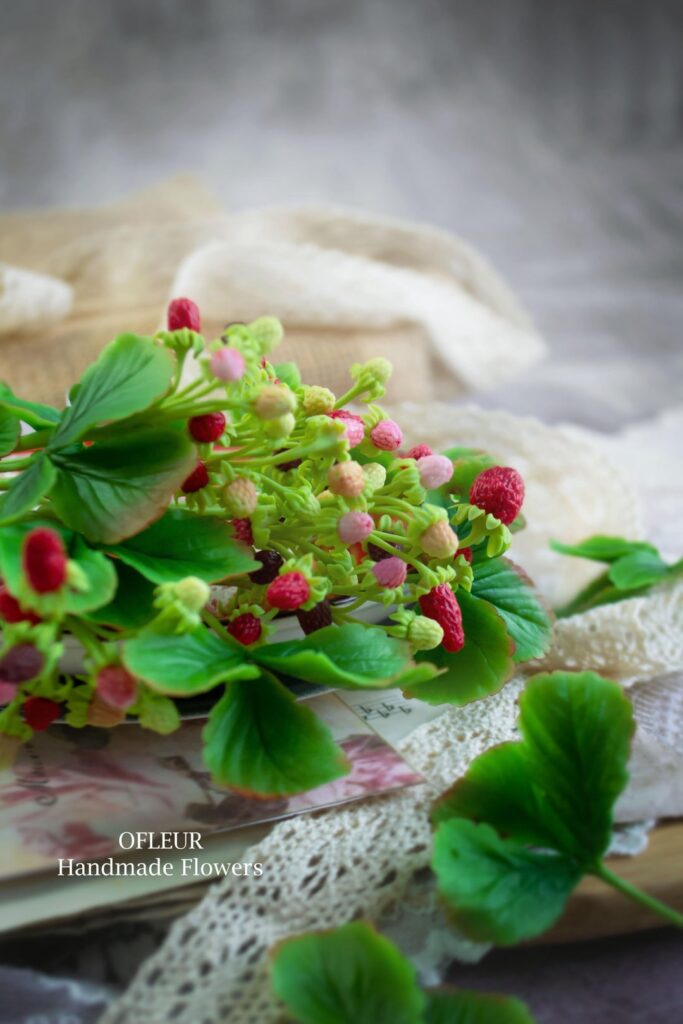 Some handmade wild strawberries. Leaves are made out of air-dry clay, and berries are made out of cold porcelain. Painted with oil paints and pastel 🎨
