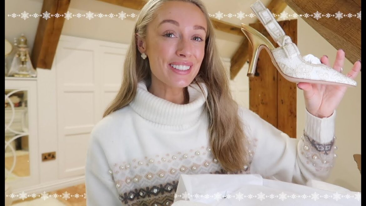 GIFT WRAPPING + A SUPER LUXURY UNBOXING! // Christmas in The Cotswolds // Vlogmas Day 8 GIFT WRAPPING + A SUPER LUXURY UNBOXING! // Christmas in The Cotswolds // Vlogmas Day 8