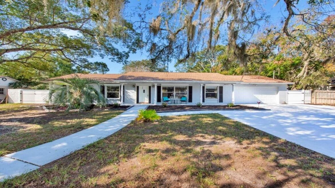 2602 BELLWOOD DRIVE, BRANDON, Florida 33511 Move in Ready Tampa Home Listing Video Tour!