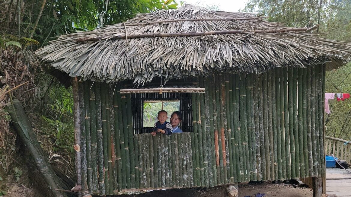 Single mother: harvesting green vegetables to sell – gardening – daily life of mother and daughter Single mother: harvesting green vegetables to sell - gardening - daily life of mother and daughter
