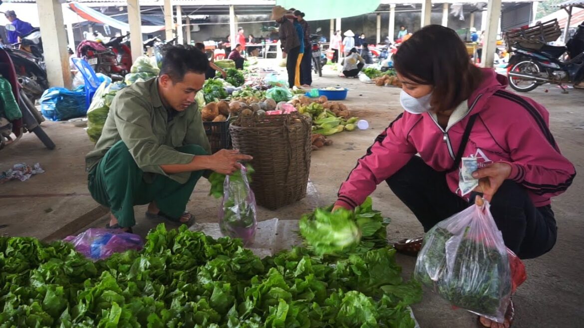Gardening, harvesting vegetables to sell at market, taking care of 2 herds of newborn pigs Ep 155