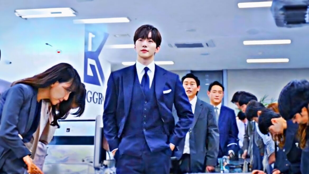 To win his crush's love, a crazy rich CEO disguises himself as an ordinary employee