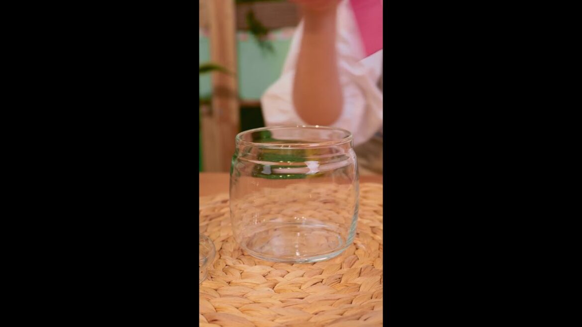 She made a natural lipstick out of roses🌹💄