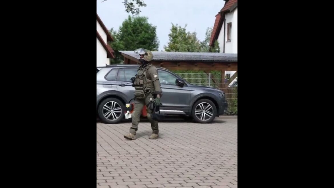 they can top me 🤭✨🎀 #military #police #soldier #cod #cold #edit #edits #phonk #funk #weapon