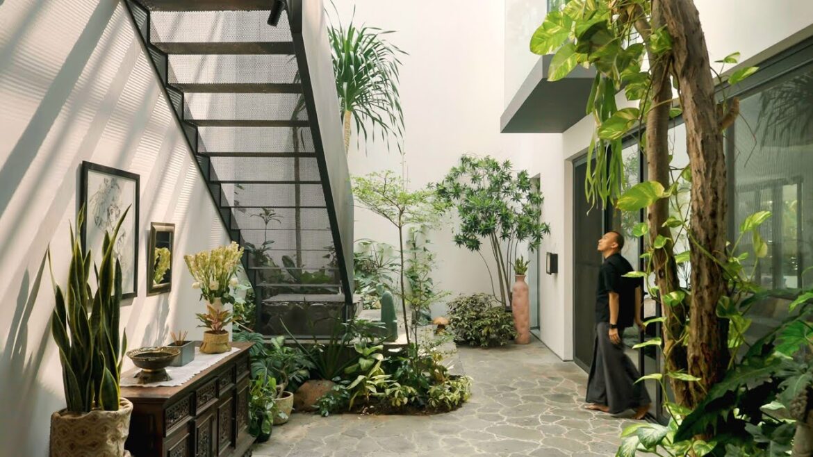 Inside A Tropical Garden Home With A Blend Of Indonesian Heritage | Indonesia Inside A Tropical Garden Home With A Blend Of Indonesian Heritage | Indonesia