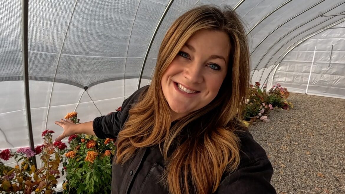 Garden Answer: Tour of the Heirloom Mum Blooms & Making a Fall Cut Flower Arrangement! 🌸🍂💐 Tour of the Heirloom Mum Blooms & Making a Fall Cut Flower Arrangement! 🌸🍂💐