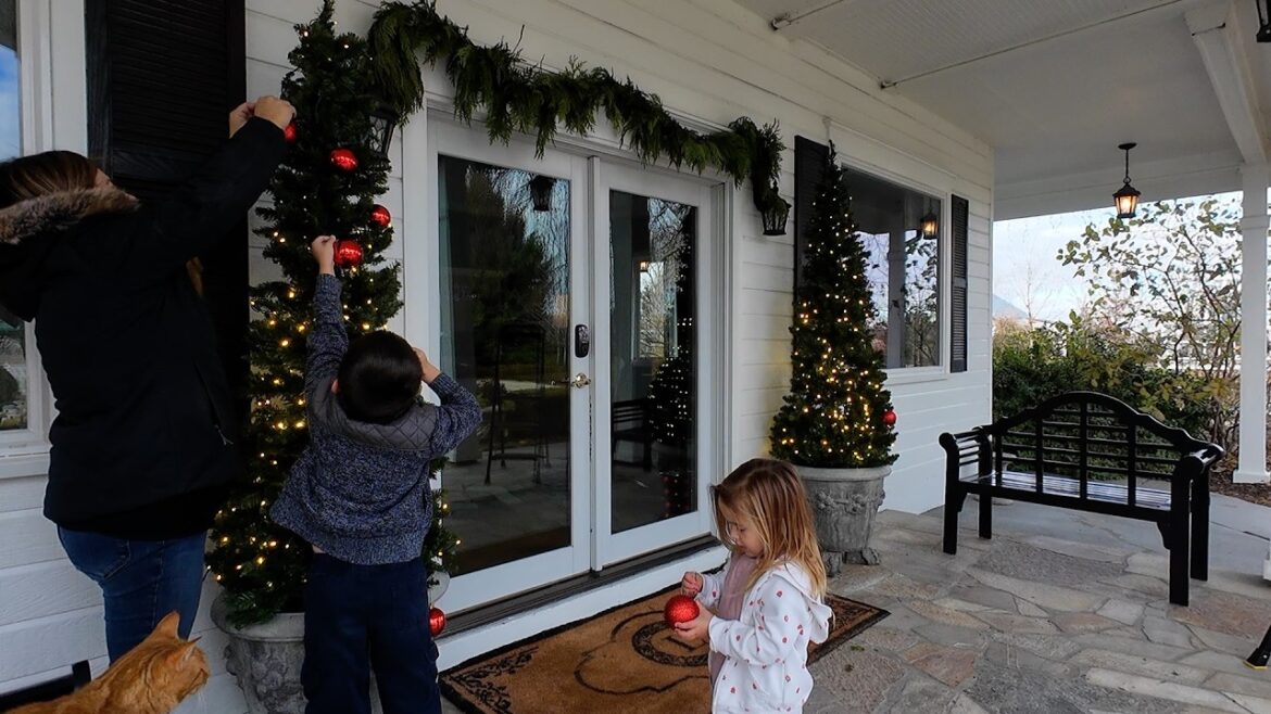 Garden Answer: Decking Out the Portico & Balcony for Christmas! 🎅🎄❤️ // Garden Answer Decking Out the Portico & Balcony for Christmas! 🎅🎄❤️ // Garden Answer