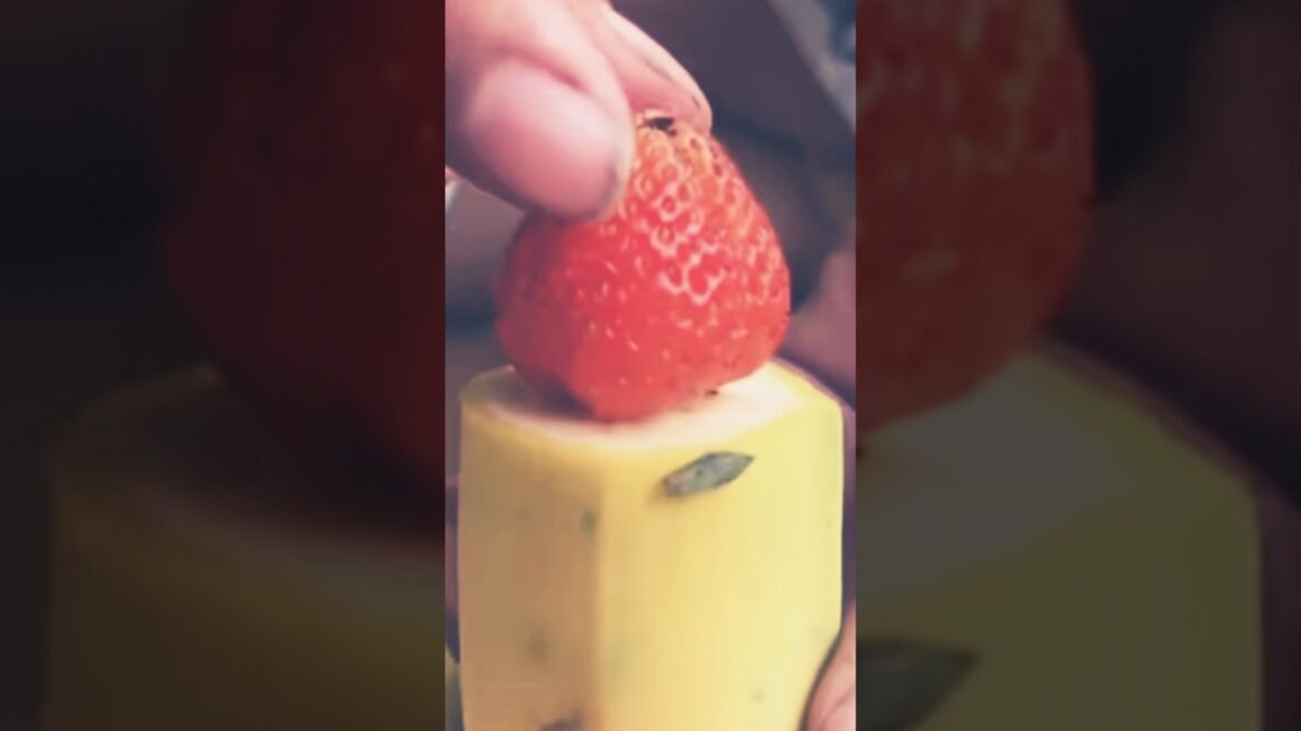 We Grow Strawberries 🍓 INDOORS HACK #gardentips #garden #gardenhacks #gardening