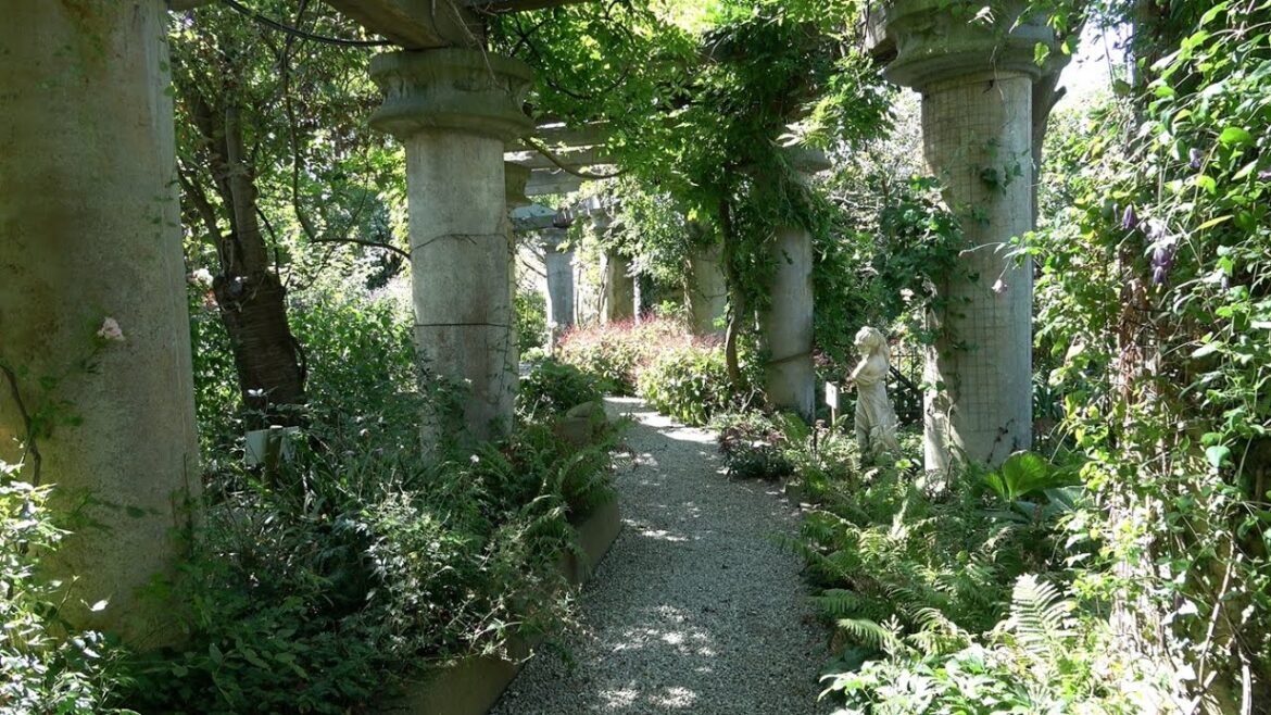 Lots of Gardening Ideas & Upcycling in this Magnificent Garden Lots of Gardening Ideas & Upcycling in this Magnificent Garden