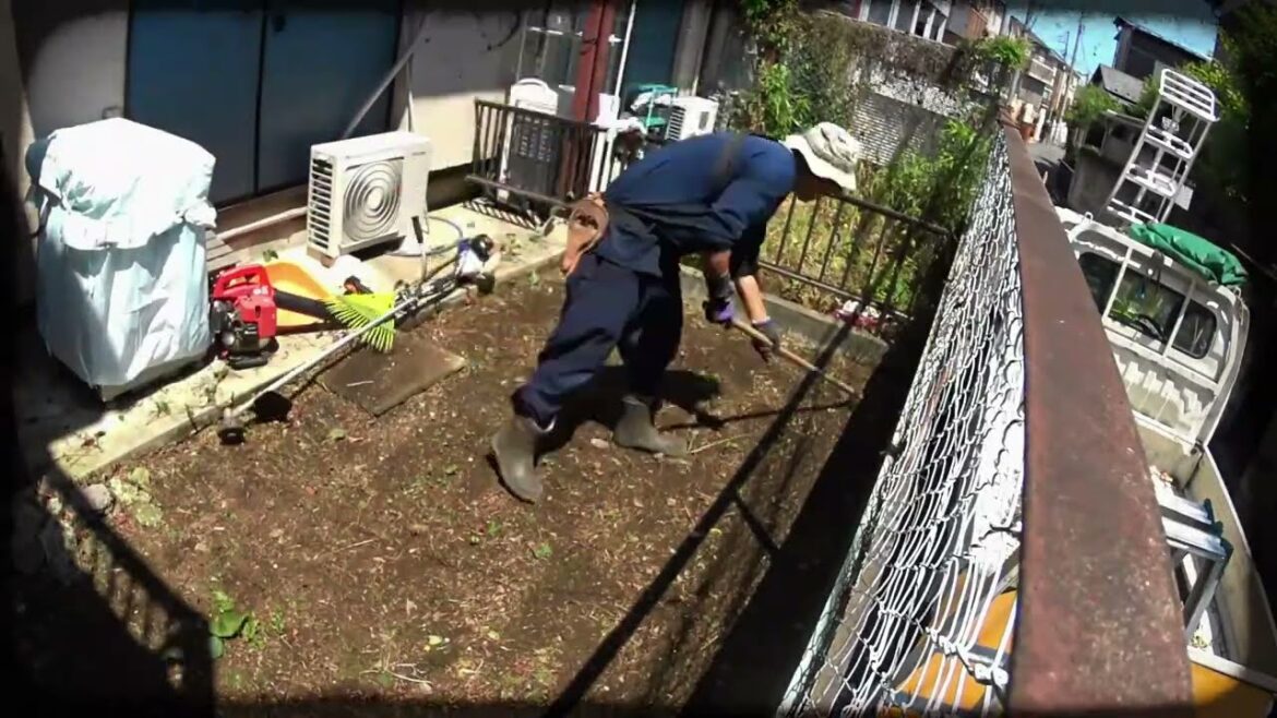 Cleaning up an old, small Japanese apartment by mowing the grass | Shin's Garden Shogun