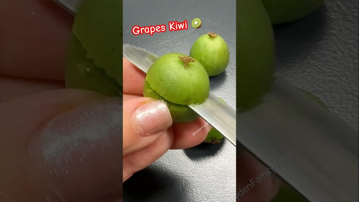 Kiwi Grapes Size 🥝😱 #shorts #satisfying #fruit #shortsvideo #enjoy